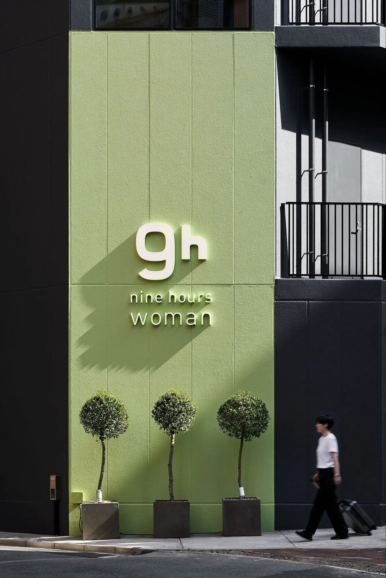 nine hours Woman Shinjuku